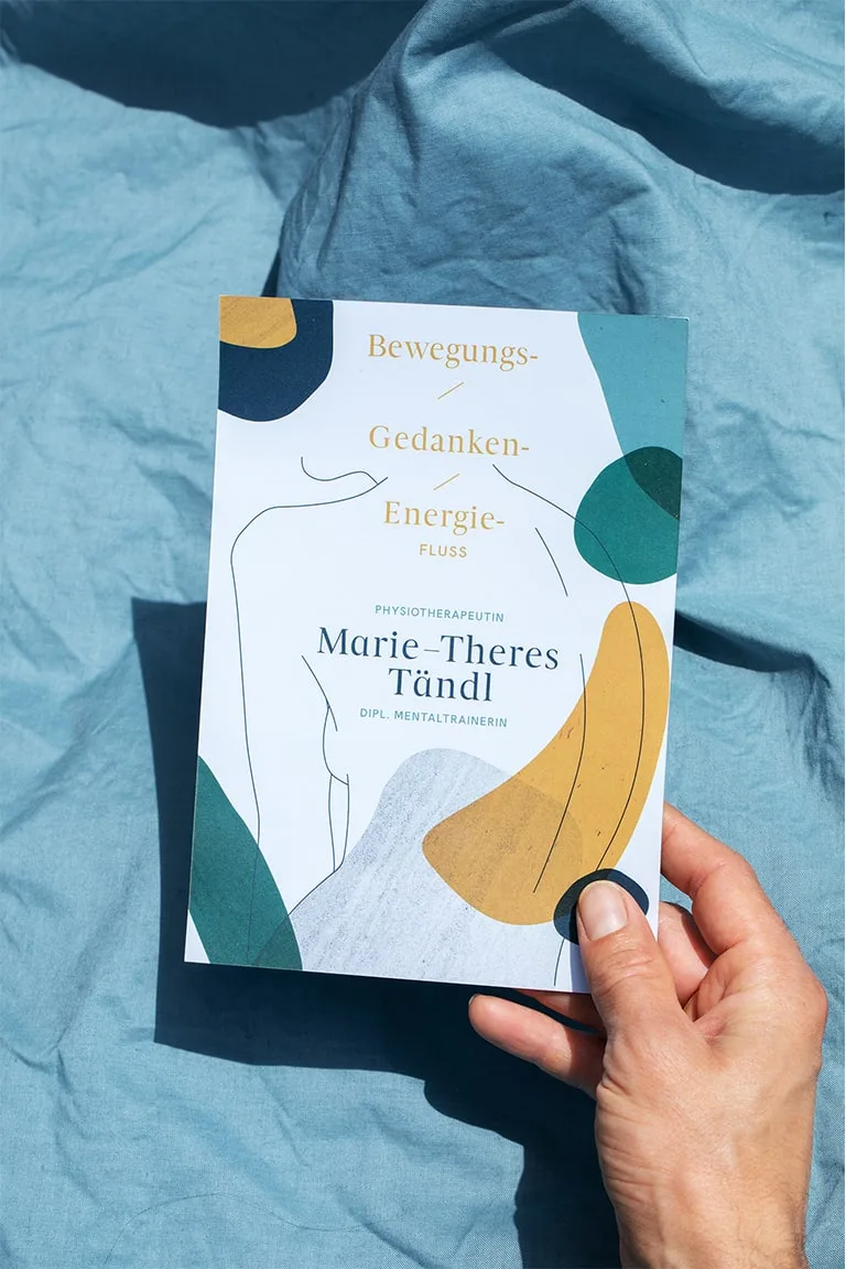 Gestalteter Folder für Marie-Theres Tändl auf blauem Stoff.
