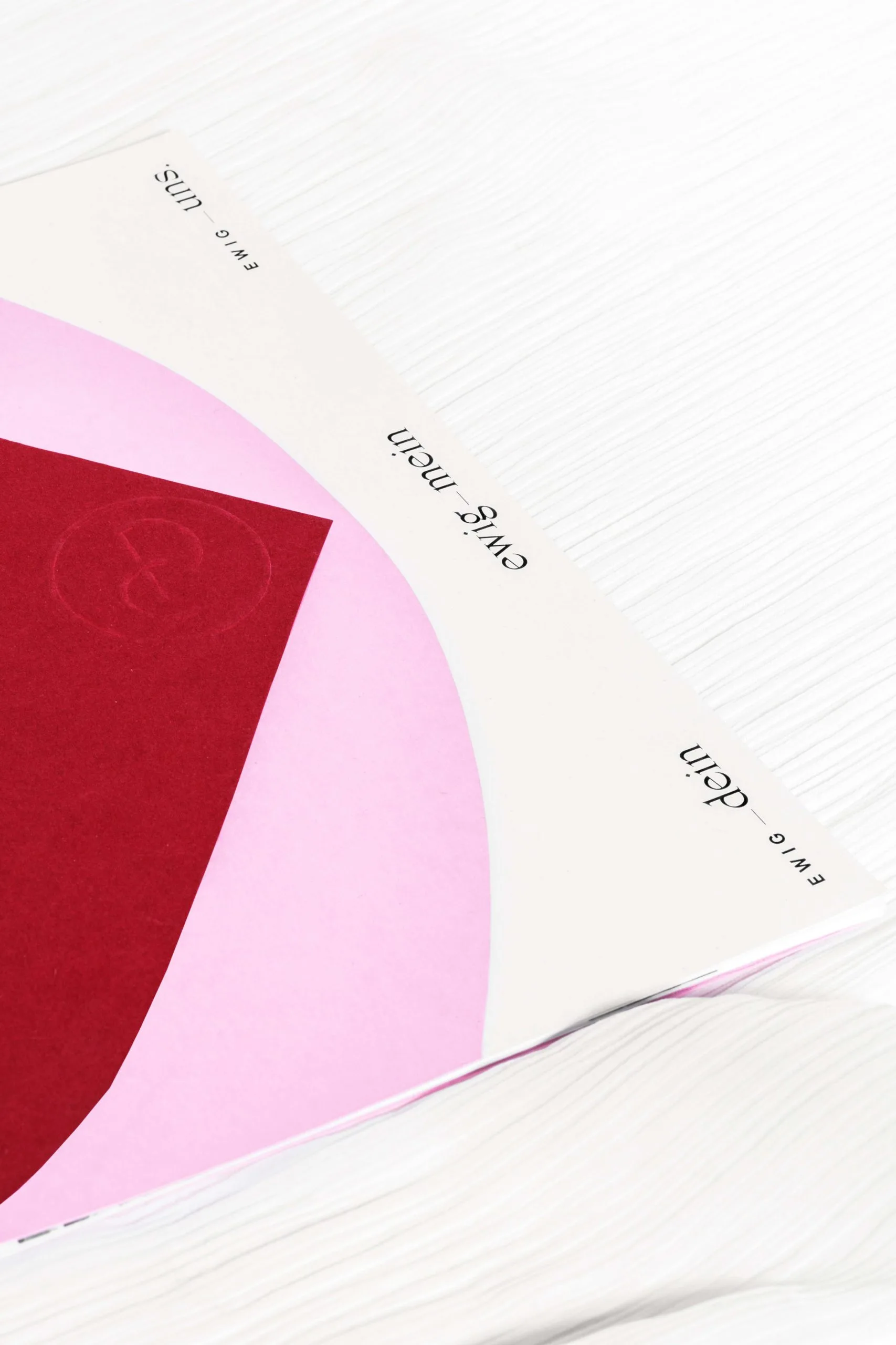 Papeterie mit rotem und rosa Papier und den Worten ewig mein, ewig dein, ewig uns.